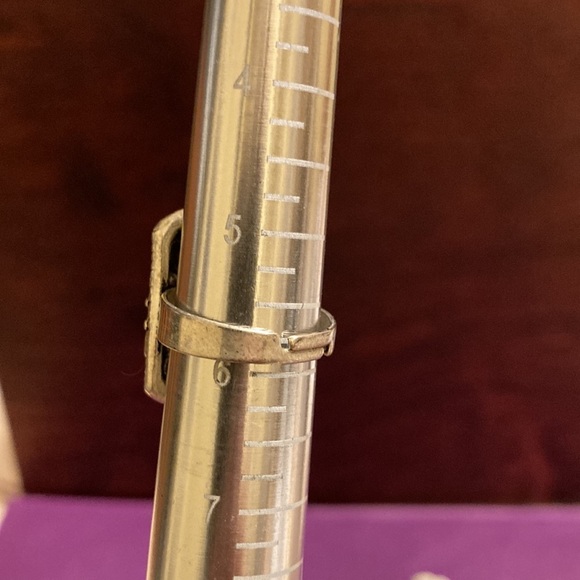 Silver tone and green enamel design ring - Picture 7 of 7